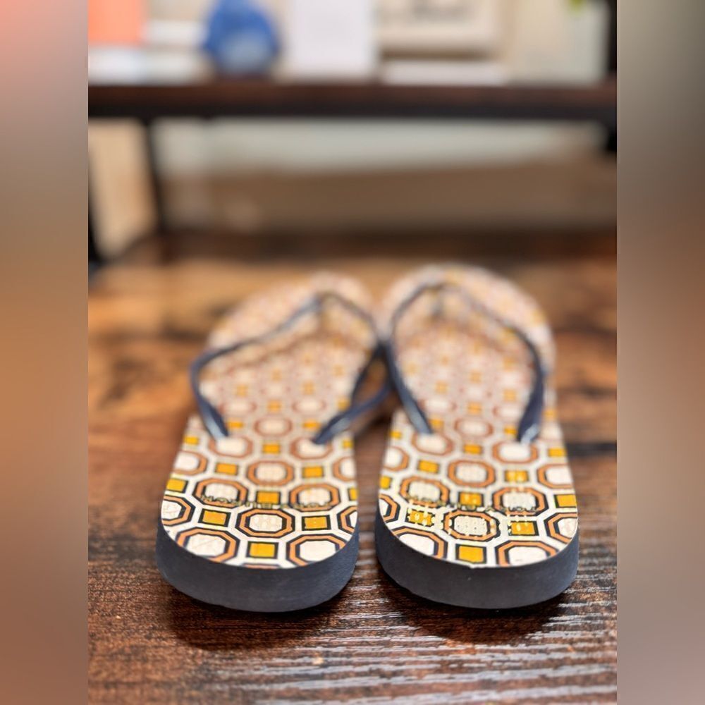 Tory Burch Navy and Orange Geo Print Flip Flops Size 6.5/7 - Picture 6 of 11